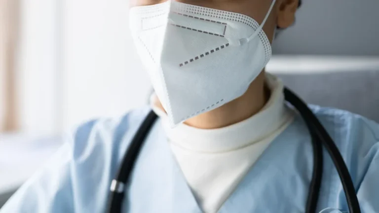 Mere za kapljični i aerosolni prenos su prošlost — vreme je za „respiratorne“ mere